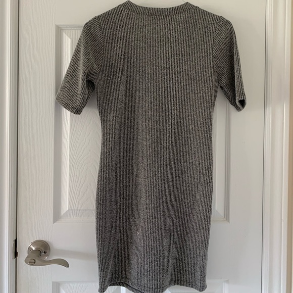 Q USA - V-neck sheath dress with cross string tie - Picture 2 of 7